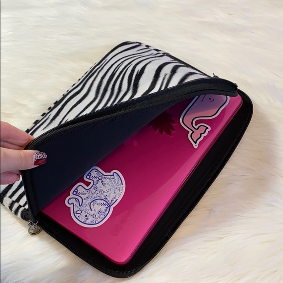 Furry zebra laptop case - Picture 4 of 4